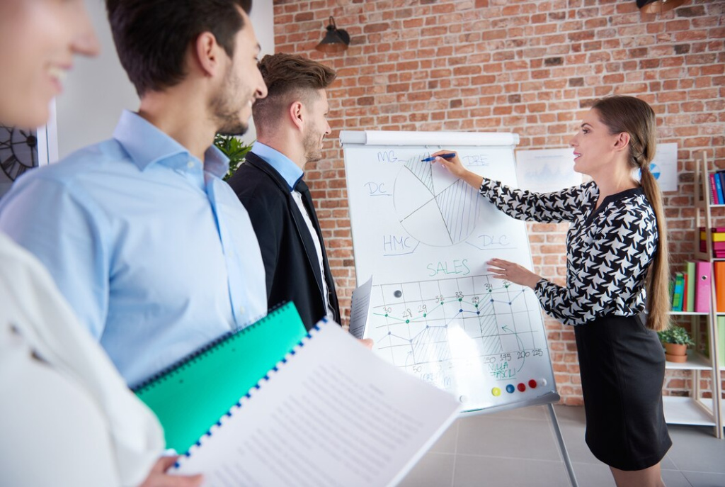 close-up-on-people-working-in-the-office_329181-16044.jpg